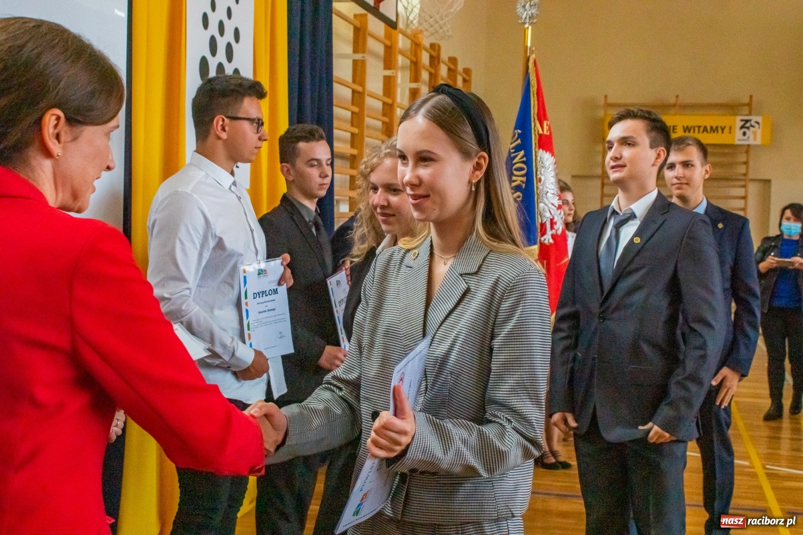 Zdjęcie w galerii na portalu naszraciborz.pl: Awanse, nagrody, życzenia. Kasprowicz gospodarzem powiatowej inauguracji roku szkolnego wiadomości z regionu