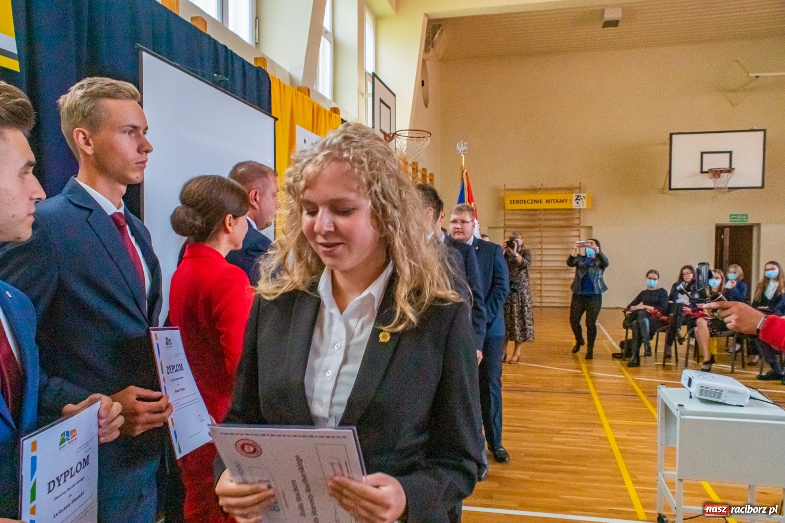 Zdjęcie w galerii na portalu naszraciborz.pl: Awanse, nagrody, życzenia. Kasprowicz gospodarzem powiatowej inauguracji roku szkolnego wiadomości z regionu