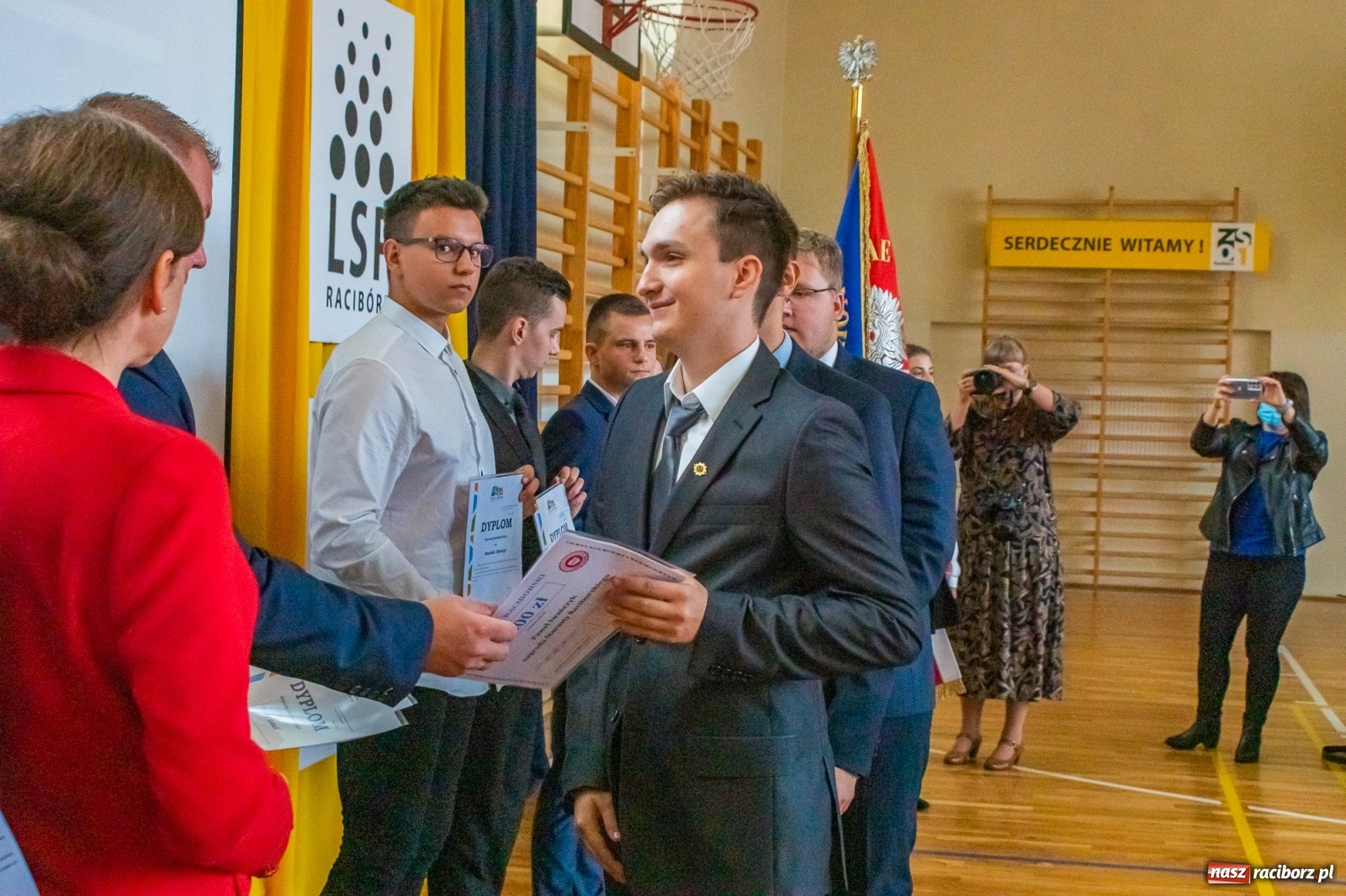 Zdjęcie w galerii na portalu naszraciborz.pl: Awanse, nagrody, życzenia. Kasprowicz gospodarzem powiatowej inauguracji roku szkolnego wiadomości z regionu