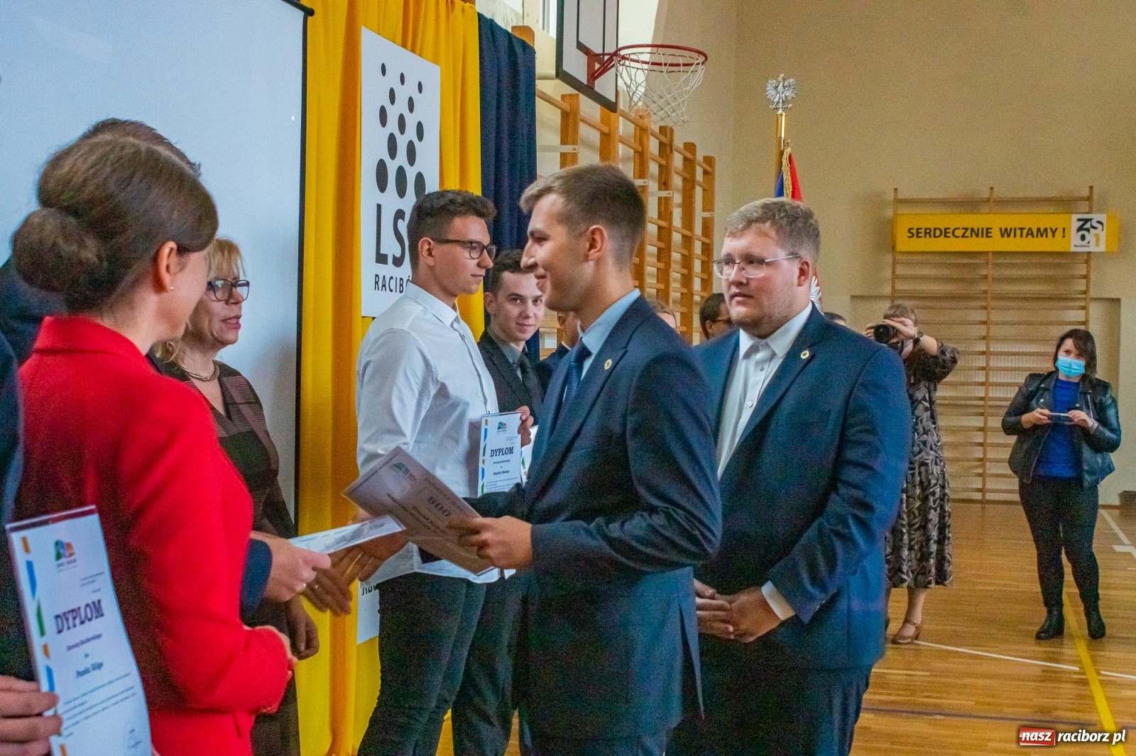 Zdjęcie w galerii na portalu naszraciborz.pl: Awanse, nagrody, życzenia. Kasprowicz gospodarzem powiatowej inauguracji roku szkolnego wiadomości z regionu