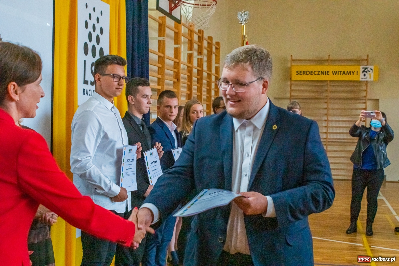 Zdjęcie w galerii na portalu naszraciborz.pl: Awanse, nagrody, życzenia. Kasprowicz gospodarzem powiatowej inauguracji roku szkolnego wiadomości z regionu