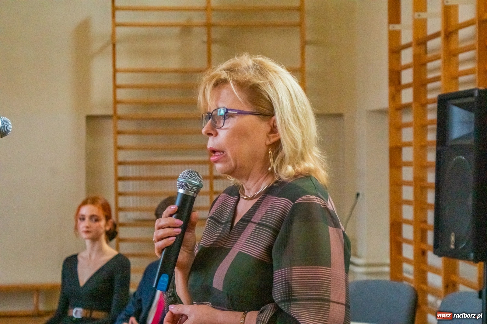 Zdjęcie w galerii na portalu naszraciborz.pl: Awanse, nagrody, życzenia. Kasprowicz gospodarzem powiatowej inauguracji roku szkolnego wiadomości z regionu