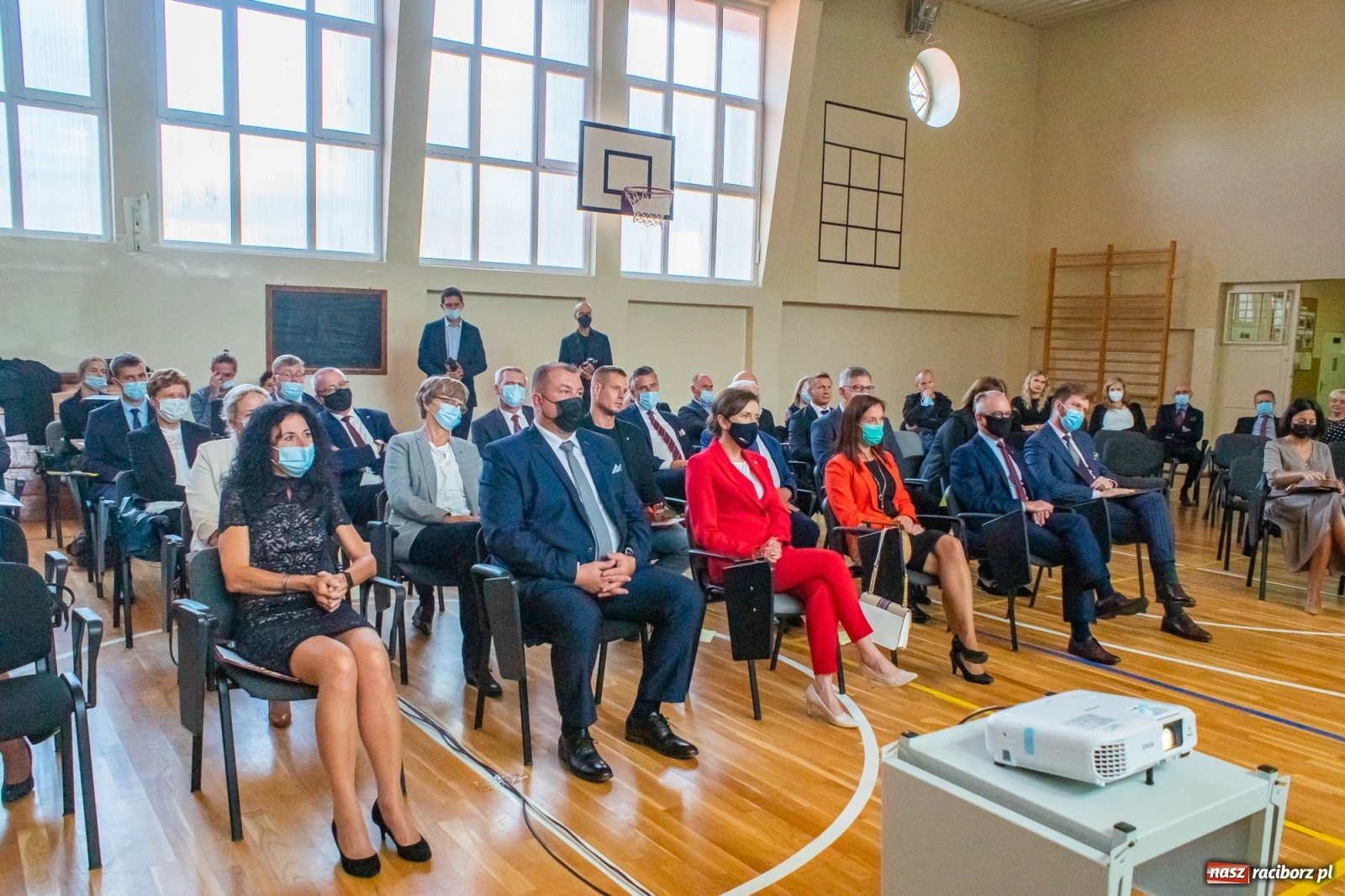 Zdjęcie w galerii na portalu naszraciborz.pl: Awanse, nagrody, życzenia. Kasprowicz gospodarzem powiatowej inauguracji roku szkolnego wiadomości z regionu