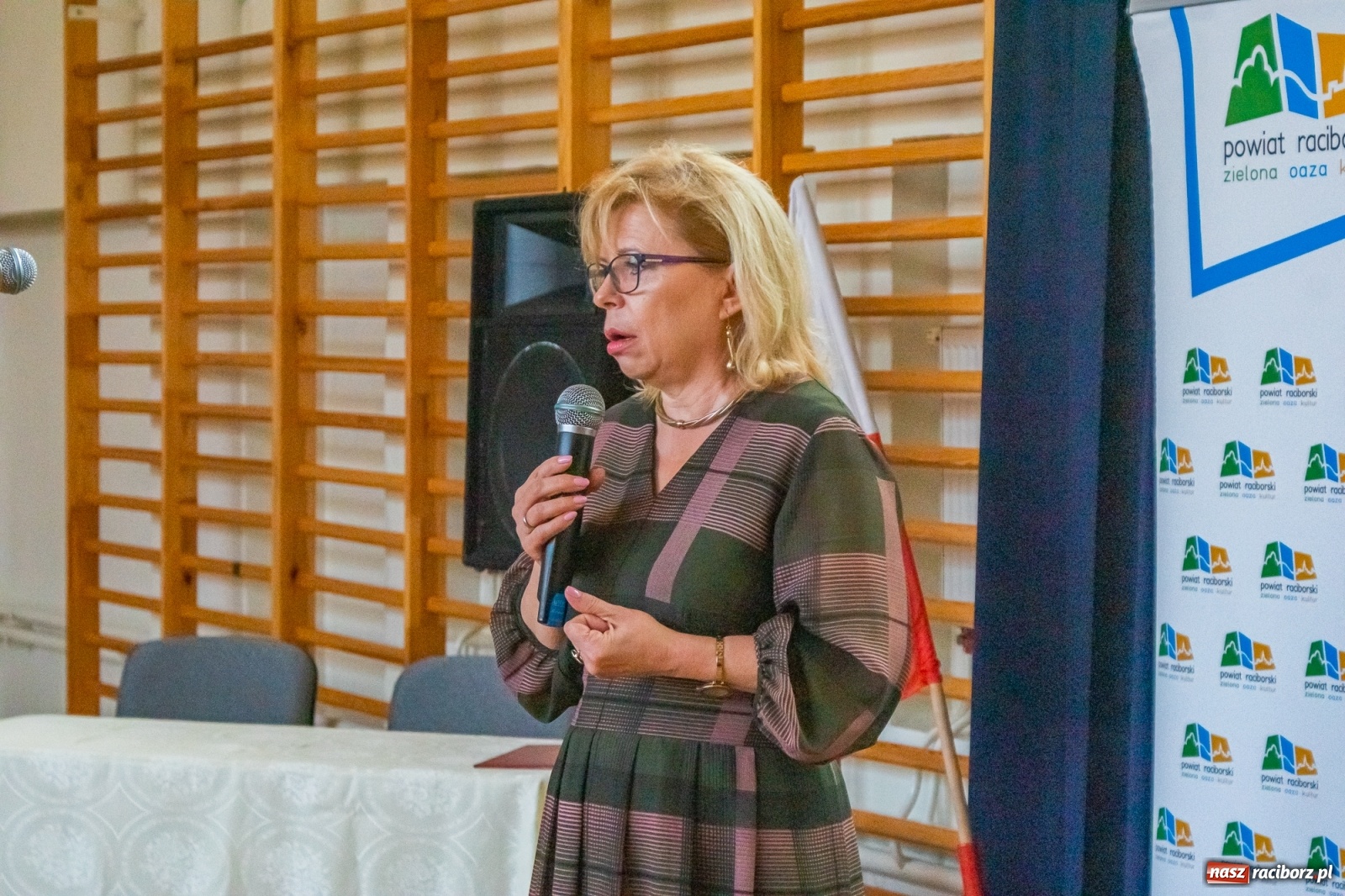 Zdjęcie w galerii na portalu naszraciborz.pl: Awanse, nagrody, życzenia. Kasprowicz gospodarzem powiatowej inauguracji roku szkolnego wiadomości z regionu