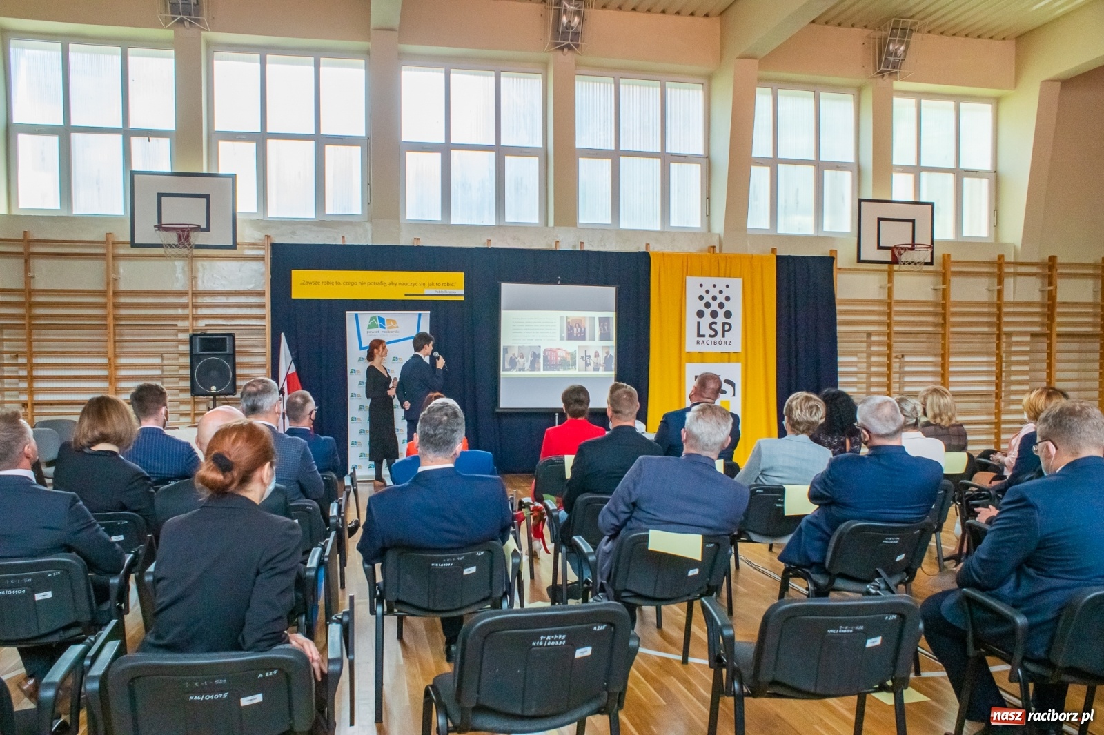 Zdjęcie w galerii na portalu naszraciborz.pl: Awanse, nagrody, życzenia. Kasprowicz gospodarzem powiatowej inauguracji roku szkolnego wiadomości z regionu