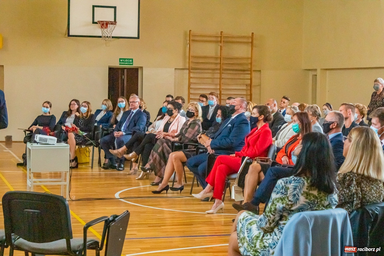 Zdjęcie w galerii na portalu naszraciborz.pl: Awanse, nagrody, życzenia. Kasprowicz gospodarzem powiatowej inauguracji roku szkolnego wiadomości z regionu