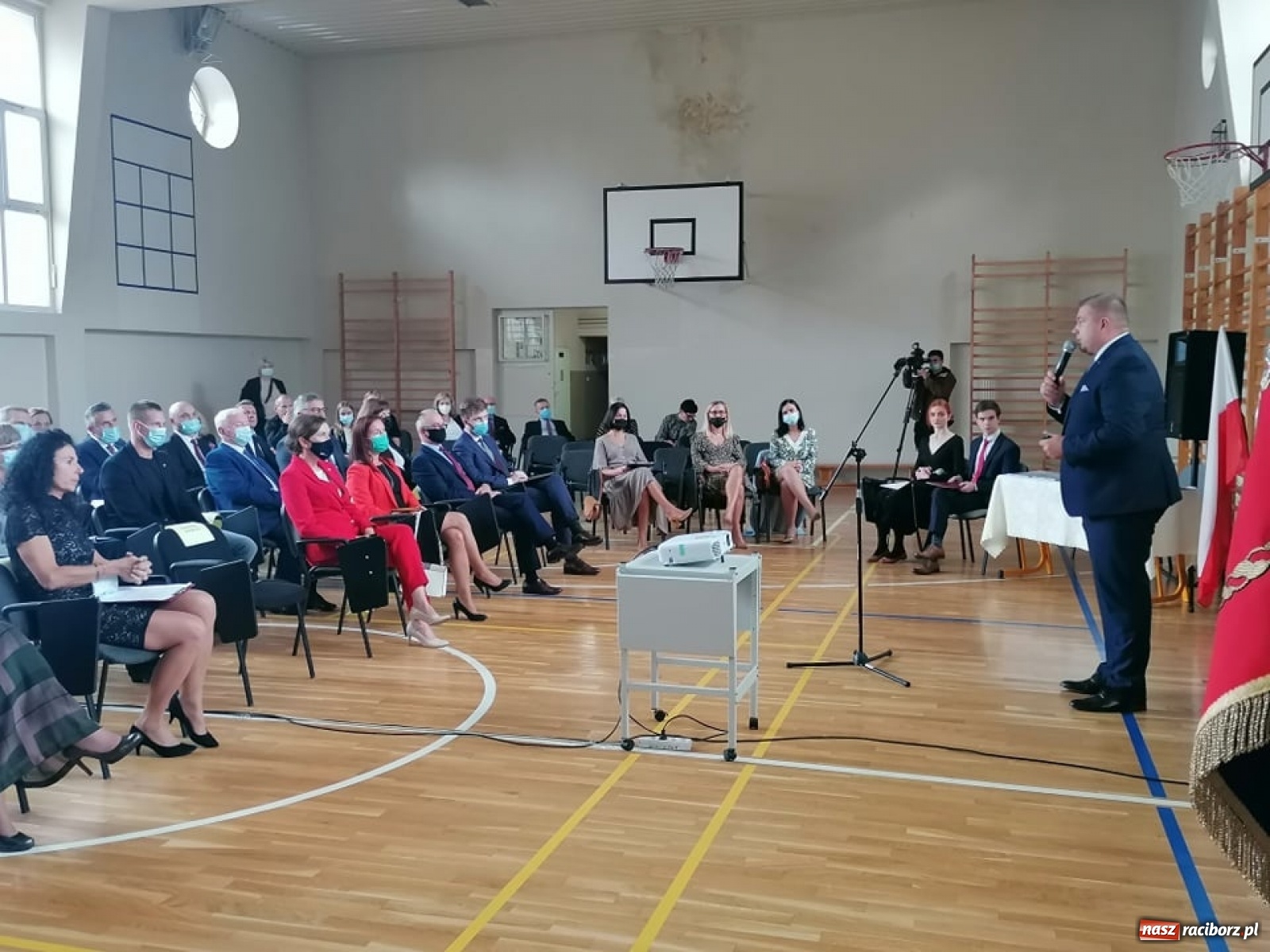 Zdjęcie w galerii na portalu naszraciborz.pl: Awanse, nagrody, życzenia. Kasprowicz gospodarzem powiatowej inauguracji roku szkolnego wiadomości z regionu