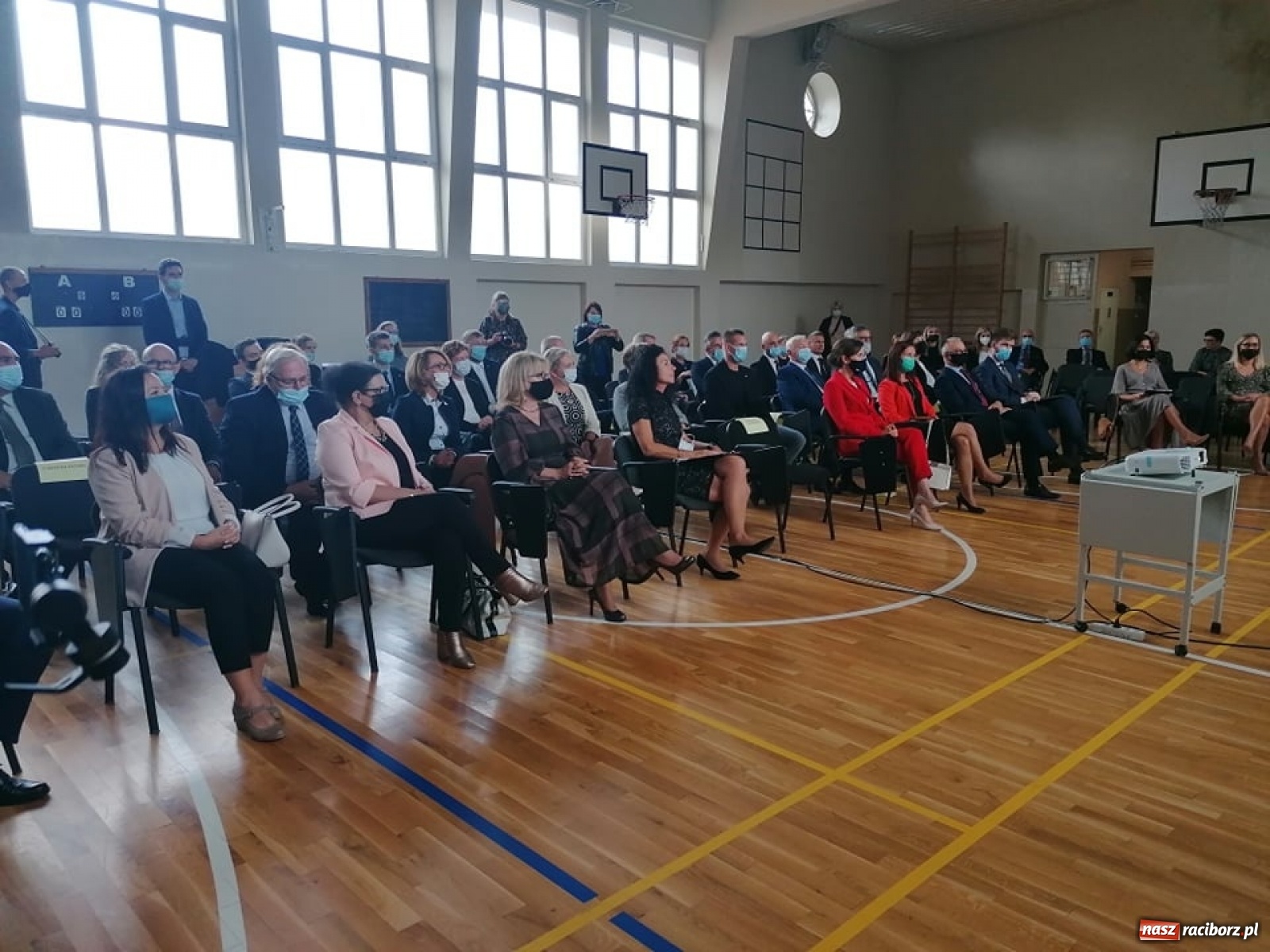 Zdjęcie w galerii na portalu naszraciborz.pl: Awanse, nagrody, życzenia. Kasprowicz gospodarzem powiatowej inauguracji roku szkolnego wiadomości z regionu