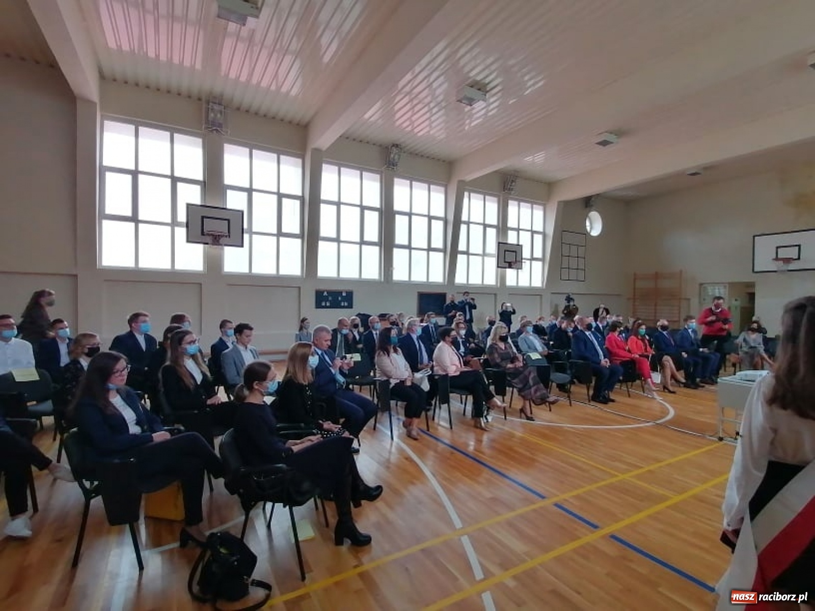 Zdjęcie w galerii na portalu naszraciborz.pl: Awanse, nagrody, życzenia. Kasprowicz gospodarzem powiatowej inauguracji roku szkolnego wiadomości z regionu