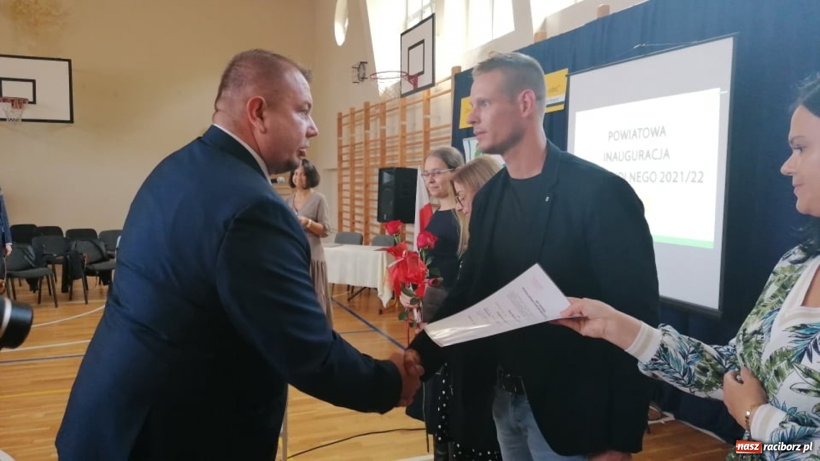Zdjęcie w galerii na portalu naszraciborz.pl: Awanse, nagrody, życzenia. Kasprowicz gospodarzem powiatowej inauguracji roku szkolnego wiadomości z regionu