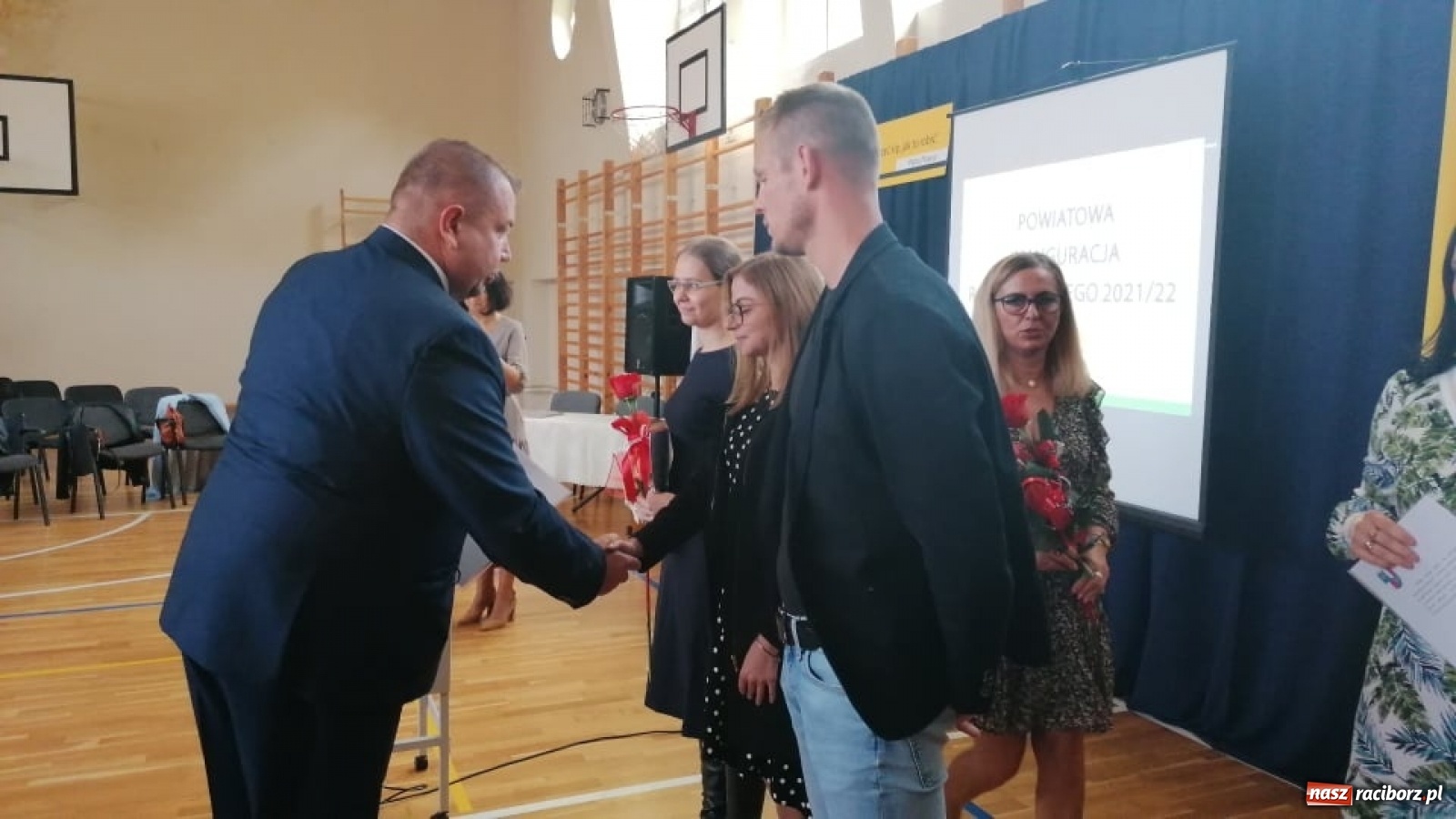 Zdjęcie w galerii na portalu naszraciborz.pl: Awanse, nagrody, życzenia. Kasprowicz gospodarzem powiatowej inauguracji roku szkolnego wiadomości z regionu