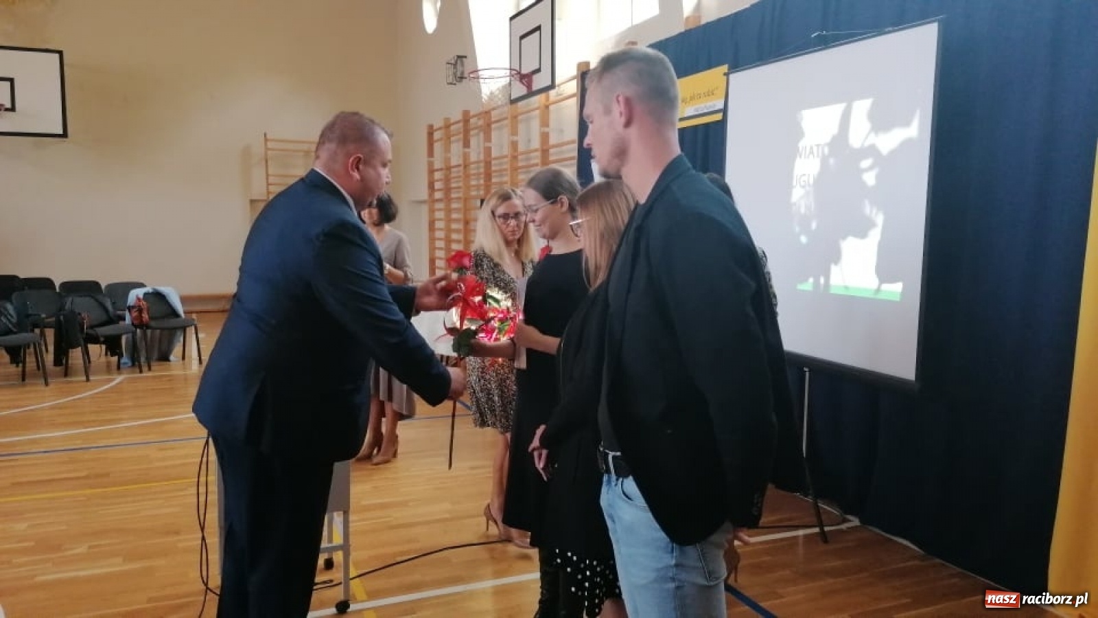 Zdjęcie w galerii na portalu naszraciborz.pl: Awanse, nagrody, życzenia. Kasprowicz gospodarzem powiatowej inauguracji roku szkolnego wiadomości z regionu