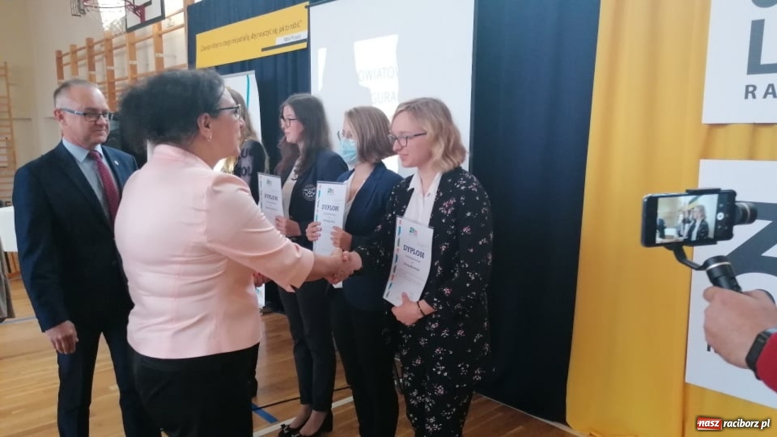 Zdjęcie w galerii na portalu naszraciborz.pl: Awanse, nagrody, życzenia. Kasprowicz gospodarzem powiatowej inauguracji roku szkolnego wiadomości z regionu