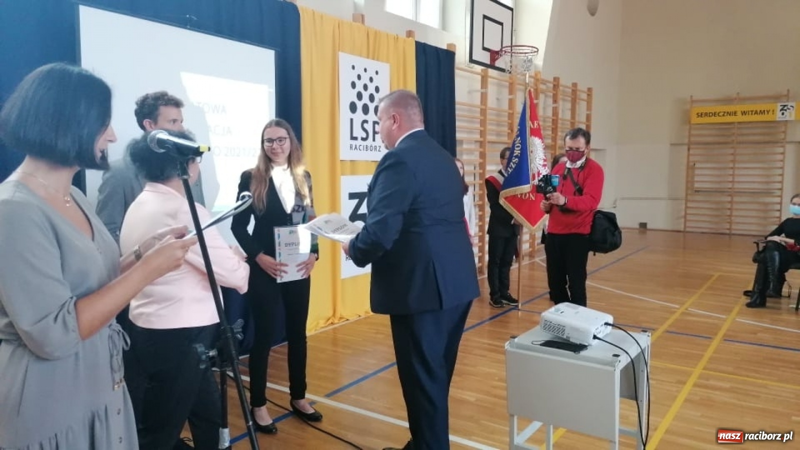 Zdjęcie w galerii na portalu naszraciborz.pl: Awanse, nagrody, życzenia. Kasprowicz gospodarzem powiatowej inauguracji roku szkolnego wiadomości z regionu