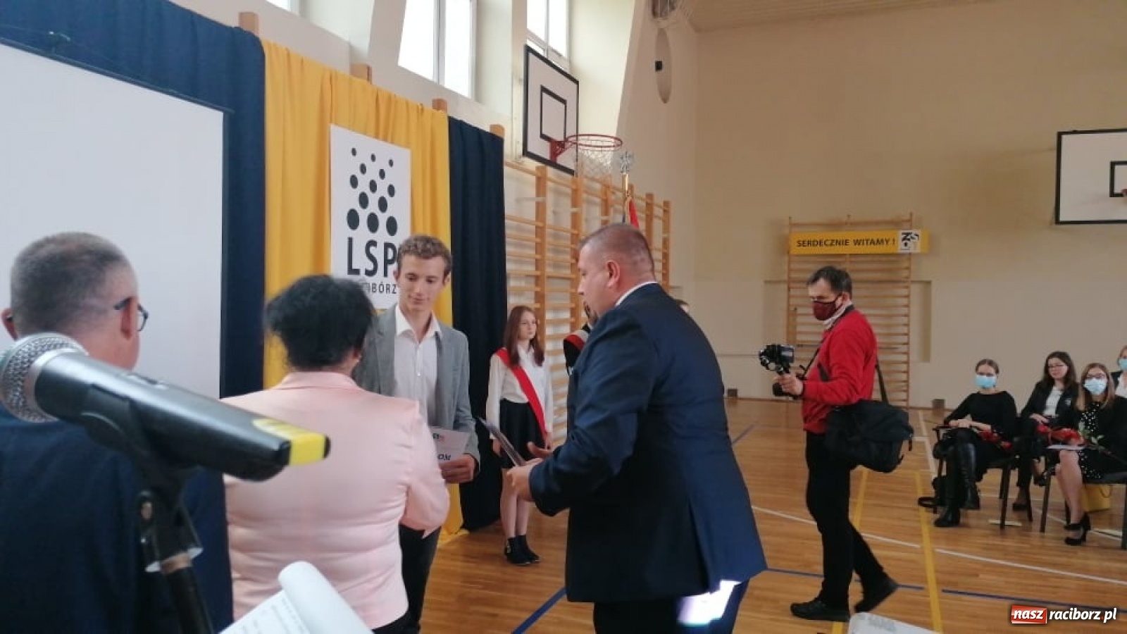 Zdjęcie w galerii na portalu naszraciborz.pl: Awanse, nagrody, życzenia. Kasprowicz gospodarzem powiatowej inauguracji roku szkolnego wiadomości z regionu