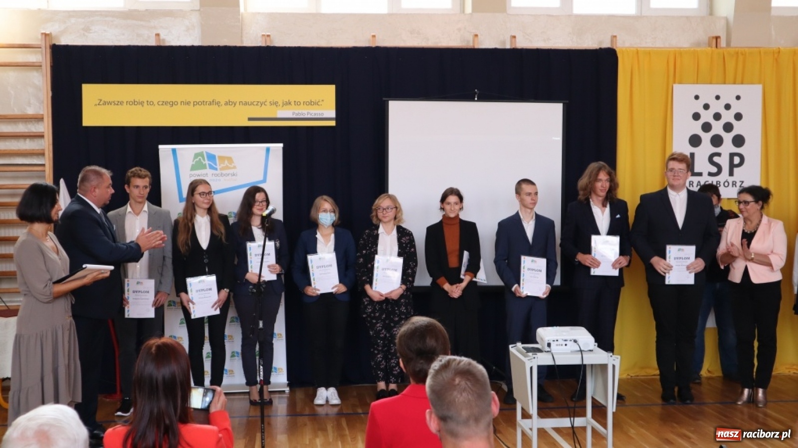 Zdjęcie w galerii na portalu naszraciborz.pl: Awanse, nagrody, życzenia. Kasprowicz gospodarzem powiatowej inauguracji roku szkolnego wiadomości z regionu