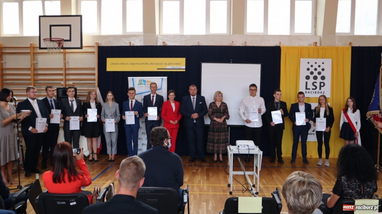 Zdjęcie w galerii na portalu naszraciborz.pl: Awanse, nagrody, życzenia. Kasprowicz gospodarzem powiatowej inauguracji roku szkolnego wiadomości z regionu