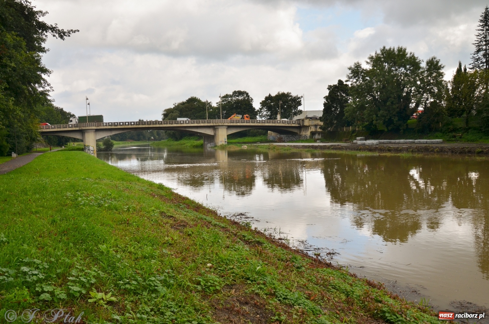 Zdjęcie w galerii na portalu naszraciborz.pl: Komunikaty o sytuacji hydrologicznej na górnej Odrze wiadomości z regionu