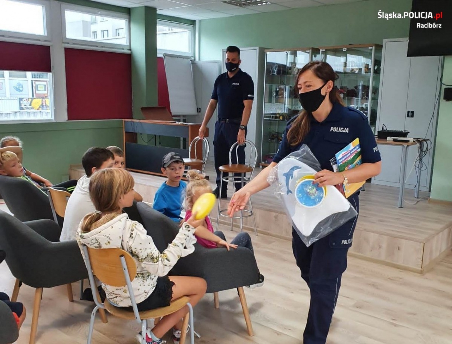 Zdjęcie w galerii na portalu naszraciborz.pl: Bezpieczna droga do szkoły. Policyjna pogadanka w Strefie wiadomości z regionu