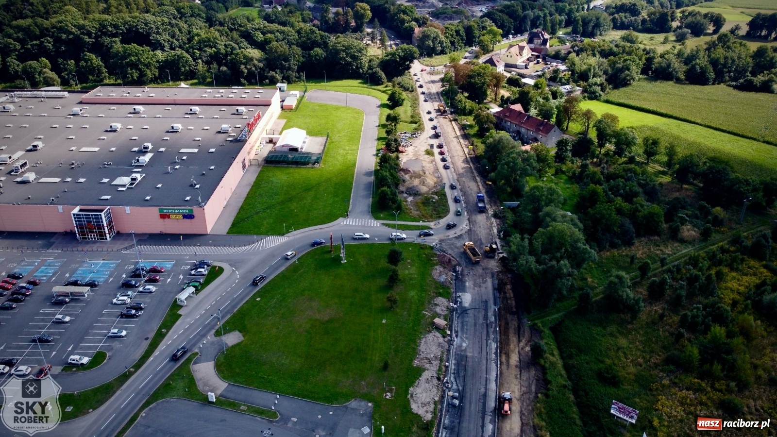 Zdjęcie w galerii na portalu naszraciborz.pl: Sytuacja drogowa na Rybnickiej przy Auchan [FOTO z DRONA] wiadomości z regionu