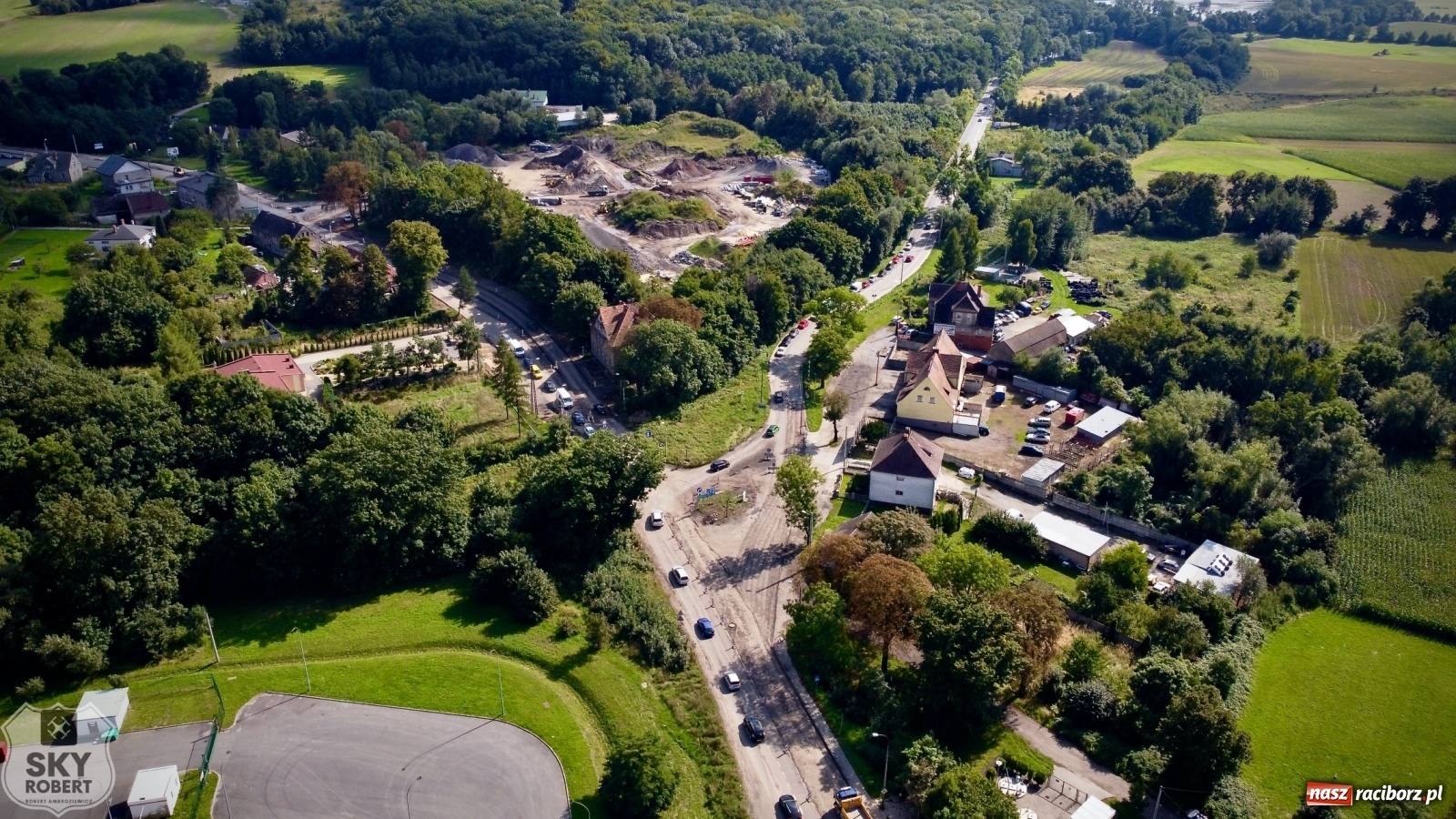 Zdjęcie w galerii na portalu naszraciborz.pl: Sytuacja drogowa na Rybnickiej przy Auchan [FOTO z DRONA] wiadomości z regionu