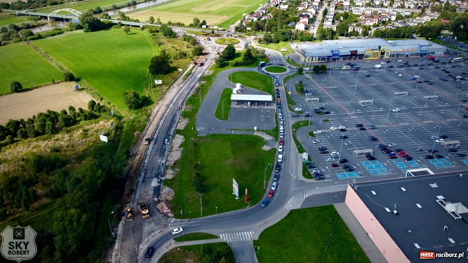 Zdjęcie w galerii na portalu naszraciborz.pl: Sytuacja drogowa na Rybnickiej przy Auchan [FOTO z DRONA] wiadomości z regionu
