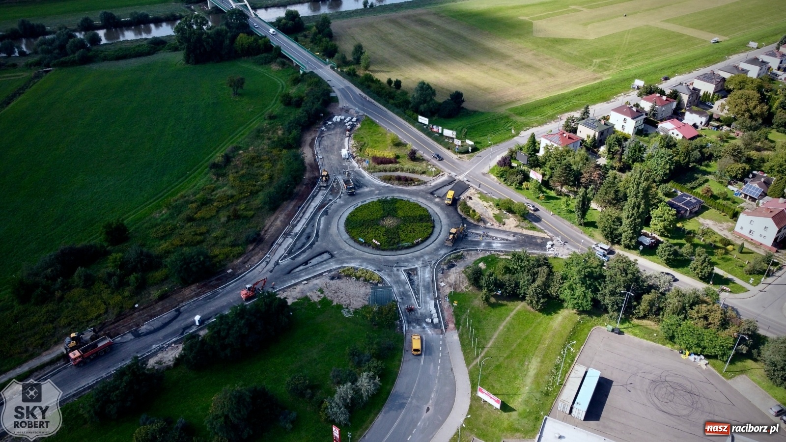 Zdjęcie w galerii na portalu naszraciborz.pl: Sytuacja drogowa na Rybnickiej przy Auchan [FOTO z DRONA] wiadomości z regionu