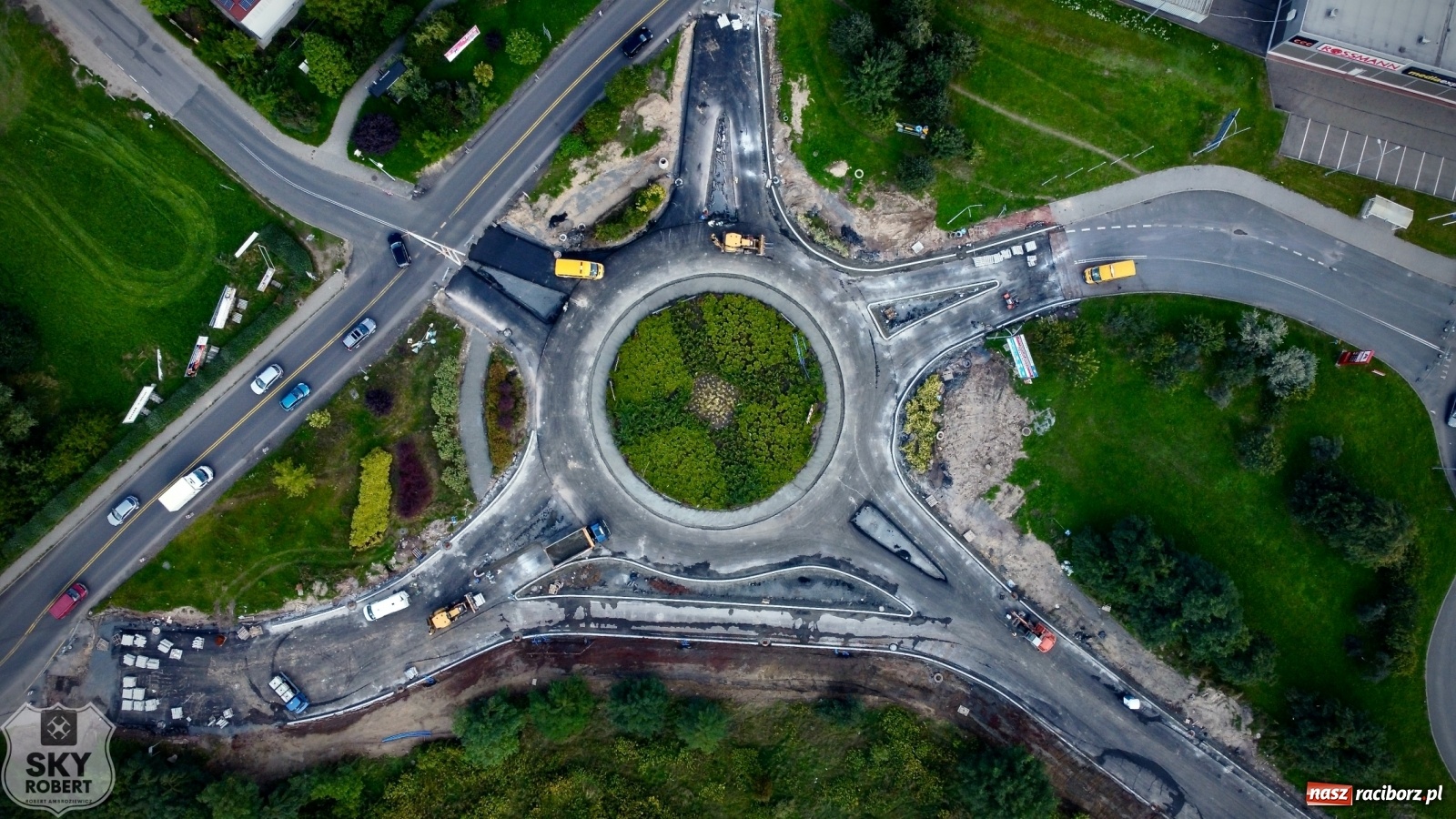 Zdjęcie w galerii na portalu naszraciborz.pl: Sytuacja drogowa na Rybnickiej przy Auchan [FOTO z DRONA] wiadomości z regionu