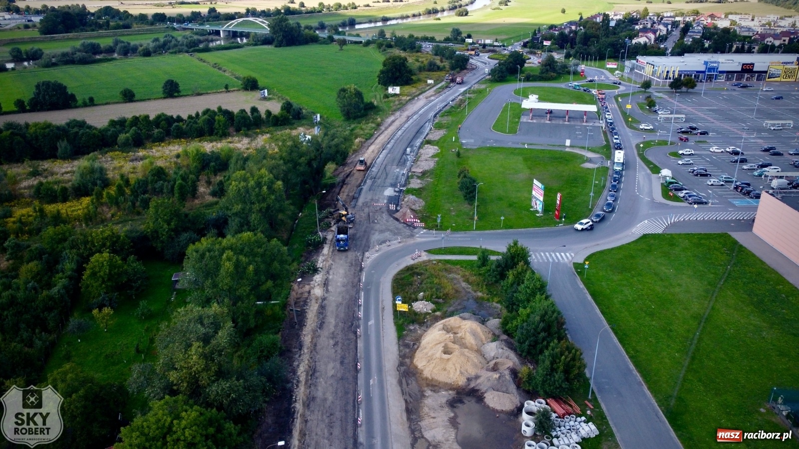 Zdjęcie w galerii na portalu naszraciborz.pl: Sytuacja drogowa na Rybnickiej przy Auchan [FOTO z DRONA] wiadomości z regionu