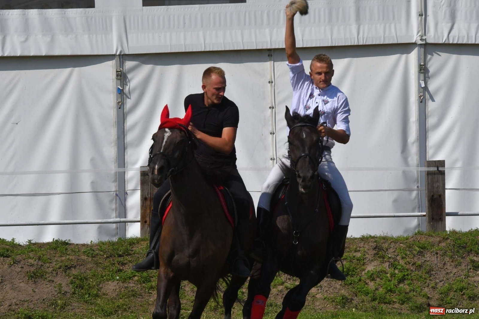 Zdjęcie w galerii na portalu naszraciborz.pl: Hubertus w Żerdzinach. Jakub Niedbała dopadł lisa [FOTO i WIDEO] wiadomości z regionu