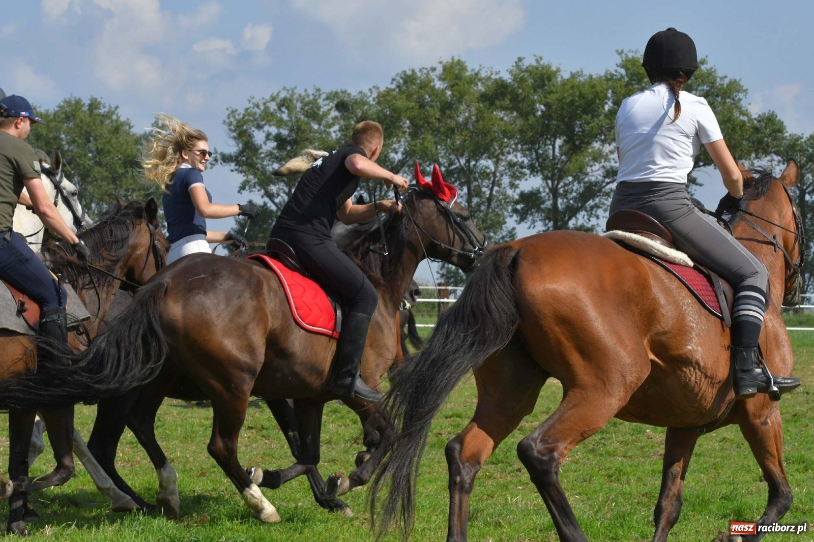 Zdjęcie w galerii na portalu naszraciborz.pl: Hubertus w Żerdzinach. Jakub Niedbała dopadł lisa [FOTO i WIDEO] wiadomości z regionu