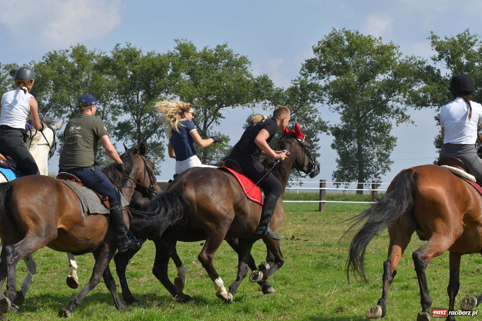 Zdjęcie w galerii na portalu naszraciborz.pl: Hubertus w Żerdzinach. Jakub Niedbała dopadł lisa [FOTO i WIDEO] wiadomości z regionu