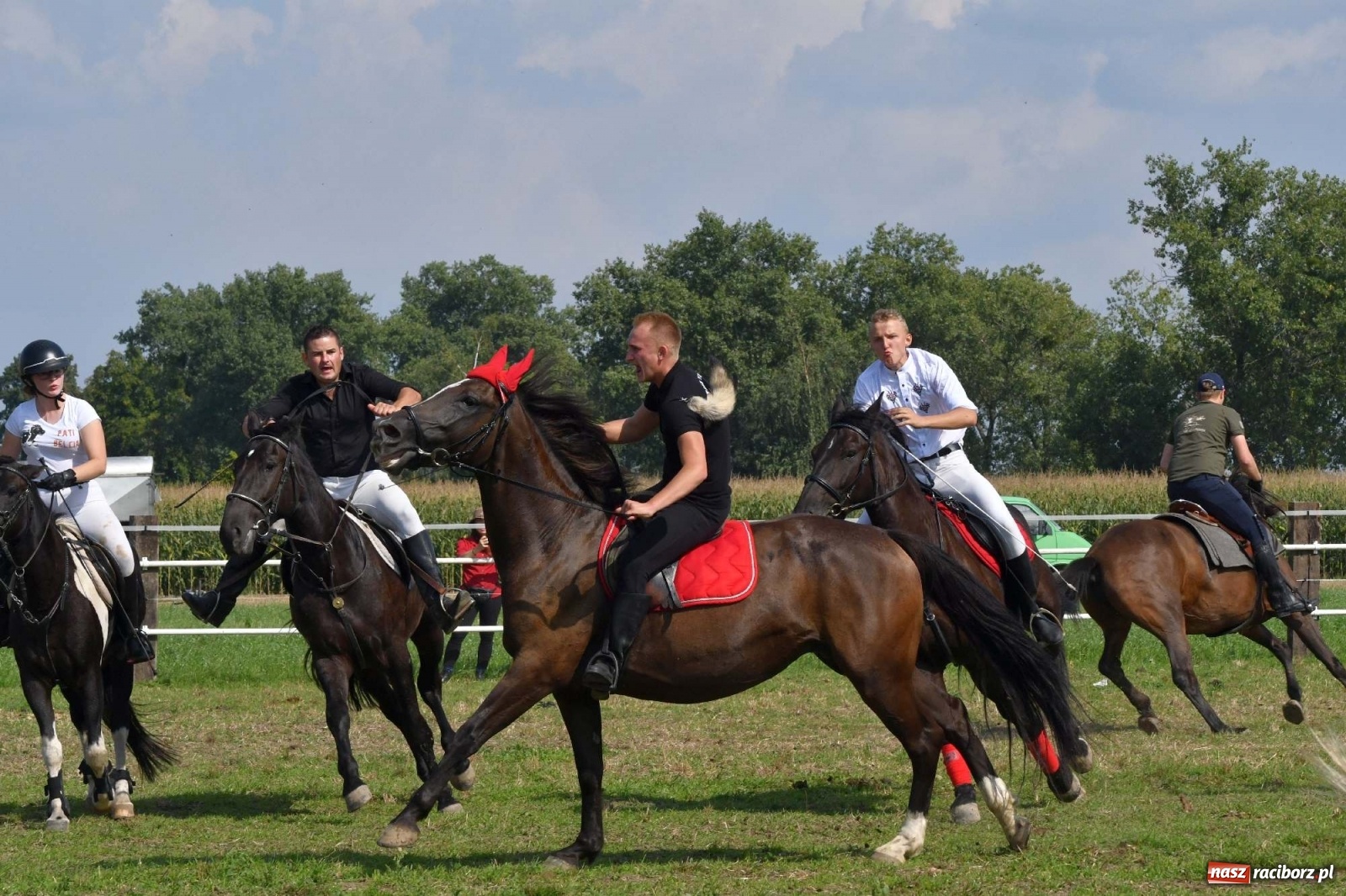 Zdjęcie w galerii na portalu naszraciborz.pl: Hubertus w Żerdzinach. Jakub Niedbała dopadł lisa [FOTO i WIDEO] wiadomości z regionu