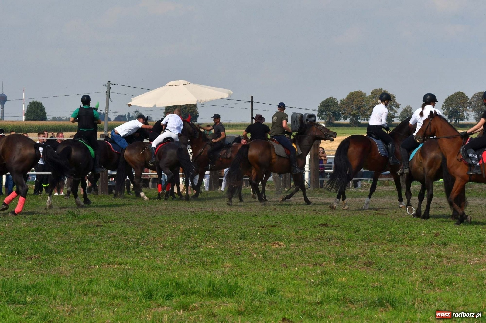 Zdjęcie w galerii na portalu naszraciborz.pl: Hubertus w Żerdzinach. Jakub Niedbała dopadł lisa [FOTO i WIDEO] wiadomości z regionu