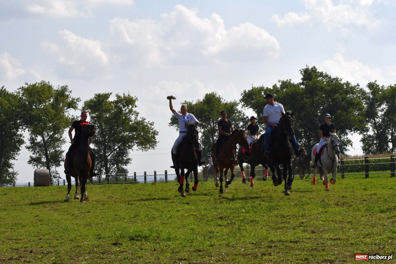 Zdjęcie w galerii na portalu naszraciborz.pl: Hubertus w Żerdzinach. Jakub Niedbała dopadł lisa [FOTO i WIDEO] wiadomości z regionu
