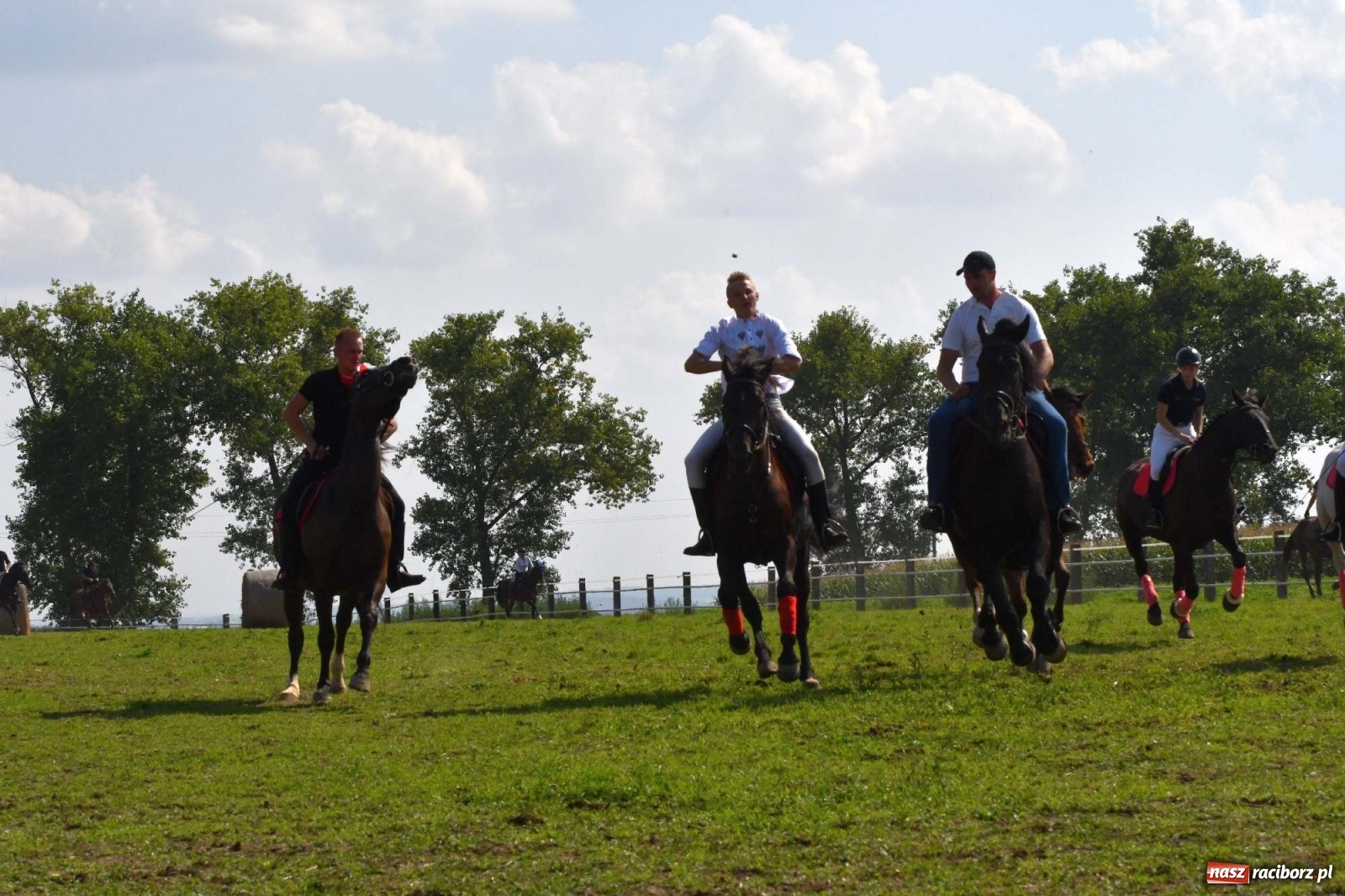 Zdjęcie w galerii na portalu naszraciborz.pl: Hubertus w Żerdzinach. Jakub Niedbała dopadł lisa [FOTO i WIDEO] wiadomości z regionu
