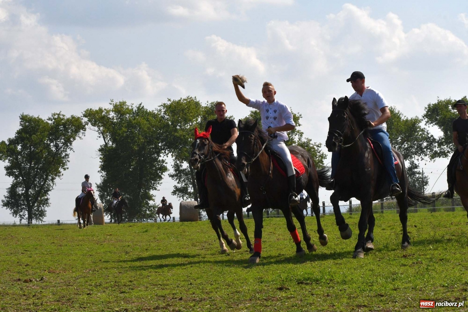 Zdjęcie w galerii na portalu naszraciborz.pl: Hubertus w Żerdzinach. Jakub Niedbała dopadł lisa [FOTO i WIDEO] wiadomości z regionu