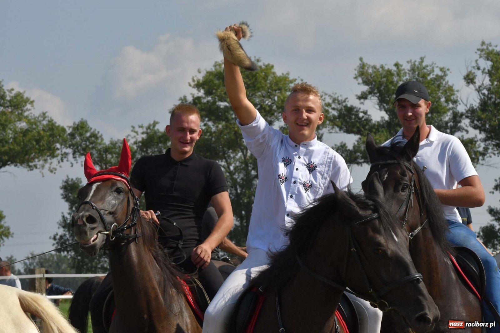 Zdjęcie w galerii na portalu naszraciborz.pl: Hubertus w Żerdzinach. Jakub Niedbała dopadł lisa [FOTO i WIDEO] wiadomości z regionu