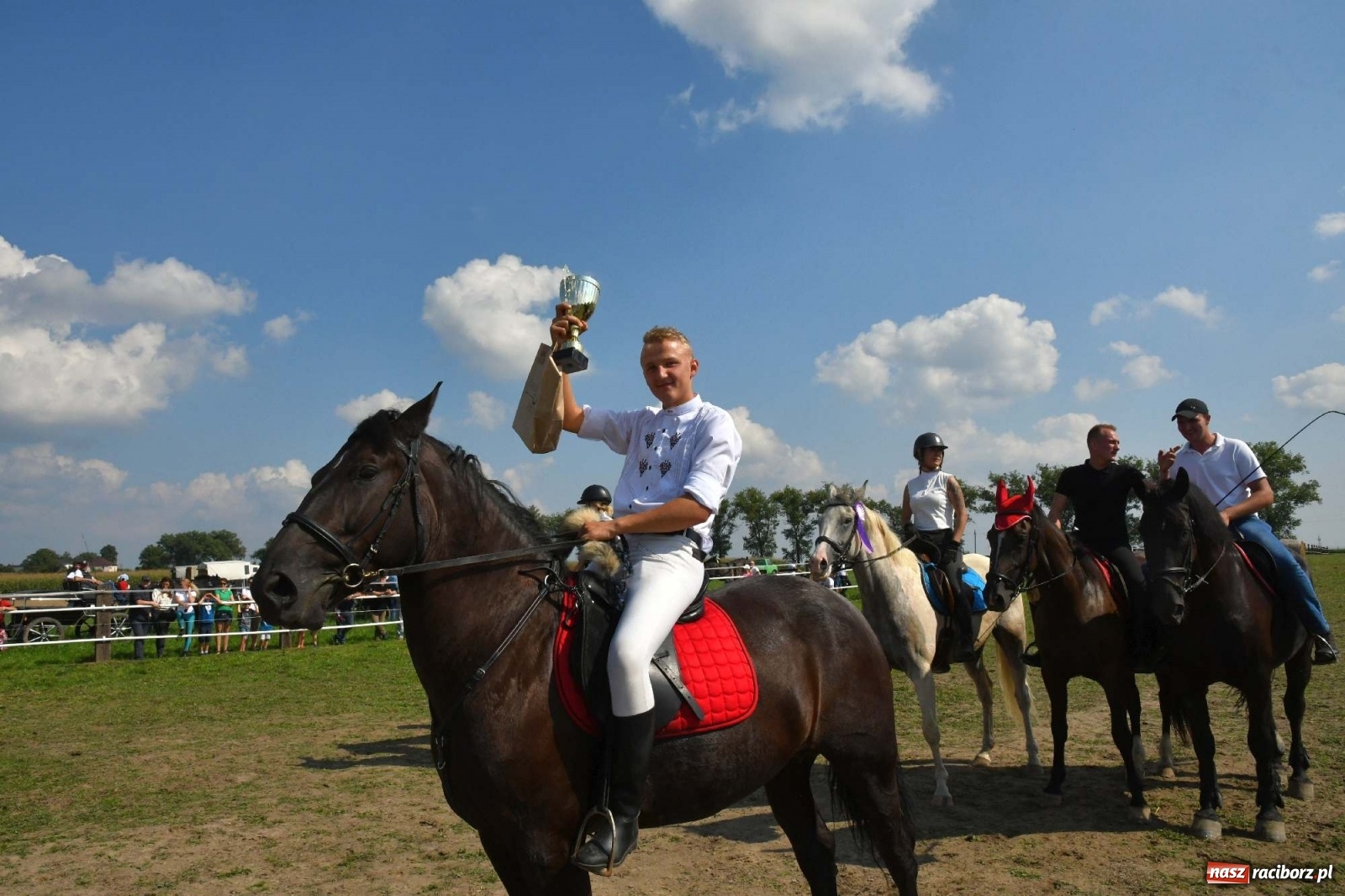 Zdjęcie w galerii na portalu naszraciborz.pl: Hubertus w Żerdzinach. Jakub Niedbała dopadł lisa [FOTO i WIDEO] wiadomości z regionu