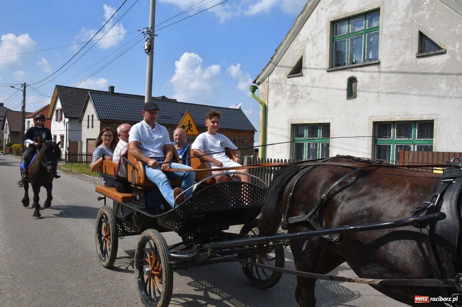 Zdjęcie w galerii na portalu naszraciborz.pl: Hubertus w Żerdzinach. Jakub Niedbała dopadł lisa [FOTO i WIDEO] wiadomości z regionu