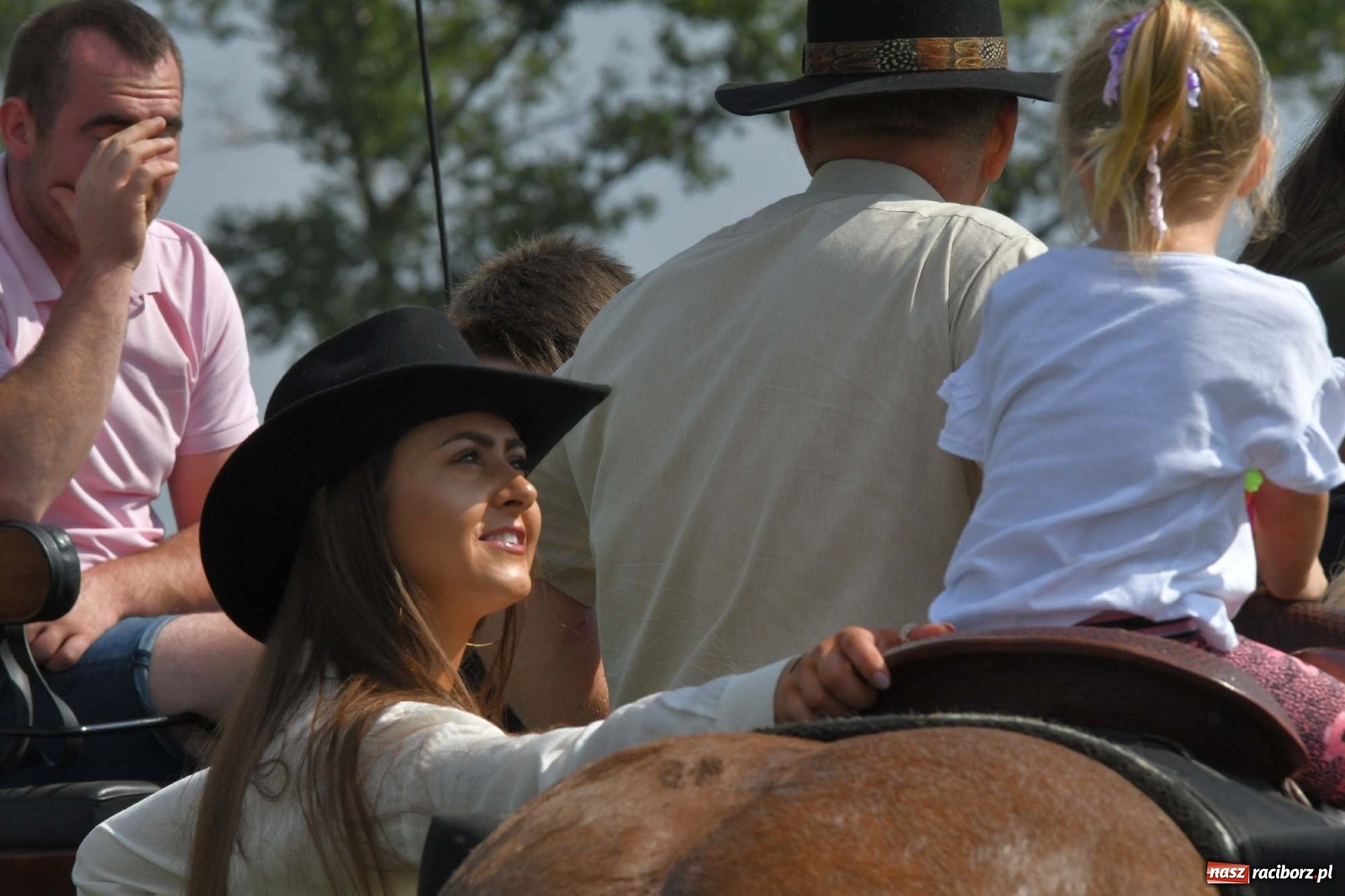 Zdjęcie w galerii na portalu naszraciborz.pl: Hubertus w Żerdzinach. Jakub Niedbała dopadł lisa [FOTO i WIDEO] wiadomości z regionu