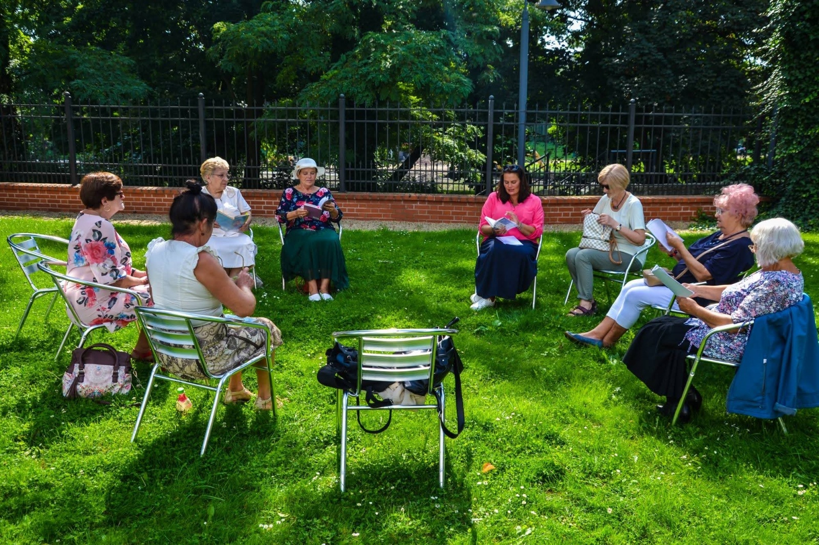 Zdjęcie w galerii na portalu naszraciborz.pl: Artyści Zamkowej Grupy Teatralnej i goście czytali Moralność pani Dulskiej wiadomości z regionu