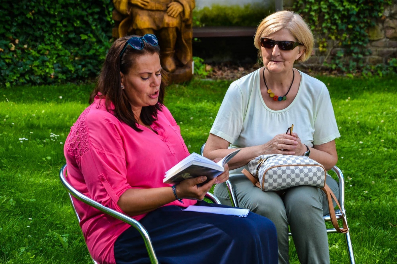 Zdjęcie w galerii na portalu naszraciborz.pl: Artyści Zamkowej Grupy Teatralnej i goście czytali Moralność pani Dulskiej wiadomości z regionu