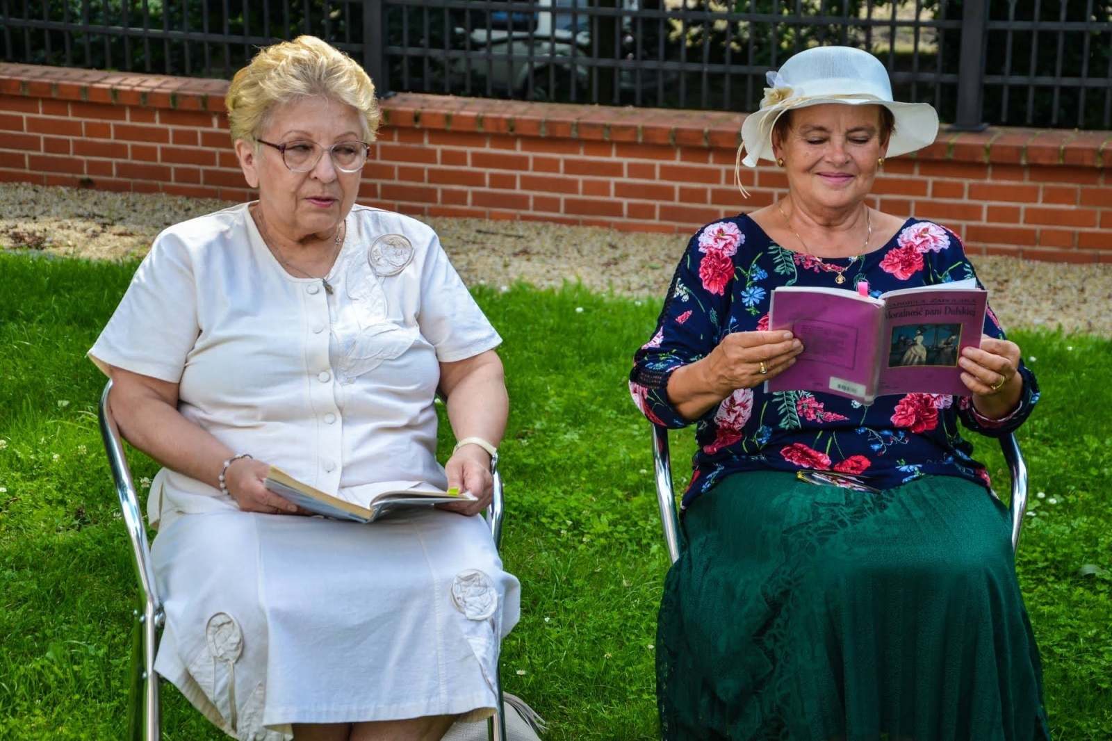 Zdjęcie w galerii na portalu naszraciborz.pl: Artyści Zamkowej Grupy Teatralnej i goście czytali Moralność pani Dulskiej wiadomości z regionu