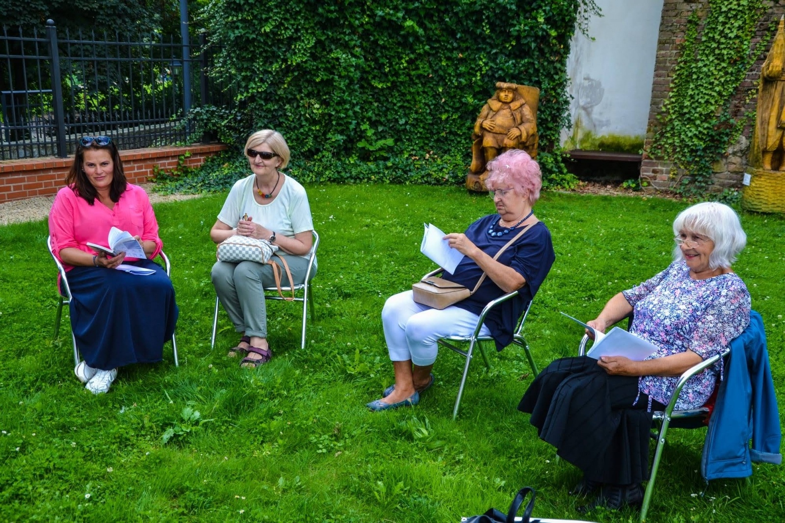 Zdjęcie w galerii na portalu naszraciborz.pl: Artyści Zamkowej Grupy Teatralnej i goście czytali Moralność pani Dulskiej wiadomości z regionu