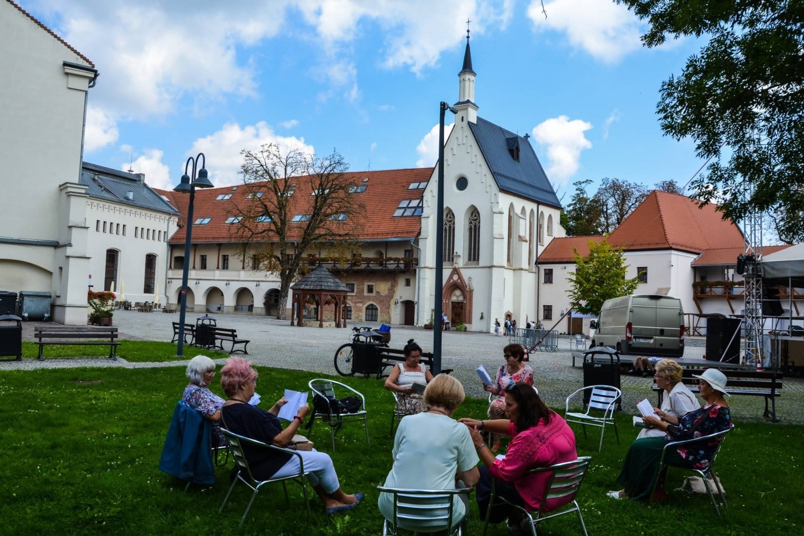 Zdjęcie w galerii na portalu naszraciborz.pl: Artyści Zamkowej Grupy Teatralnej i goście czytali Moralność pani Dulskiej wiadomości z regionu