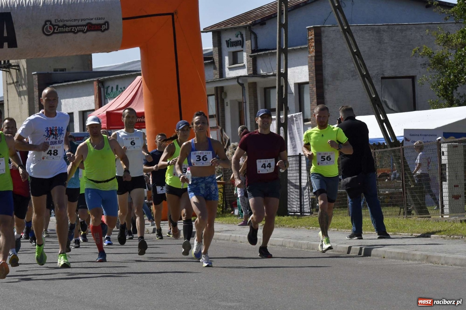 Zdjęcie w galerii na portalu naszraciborz.pl: Colour Run w pełnym słońcu w Krzanowicach [FOTO i WIDEO] wiadomości z regionu