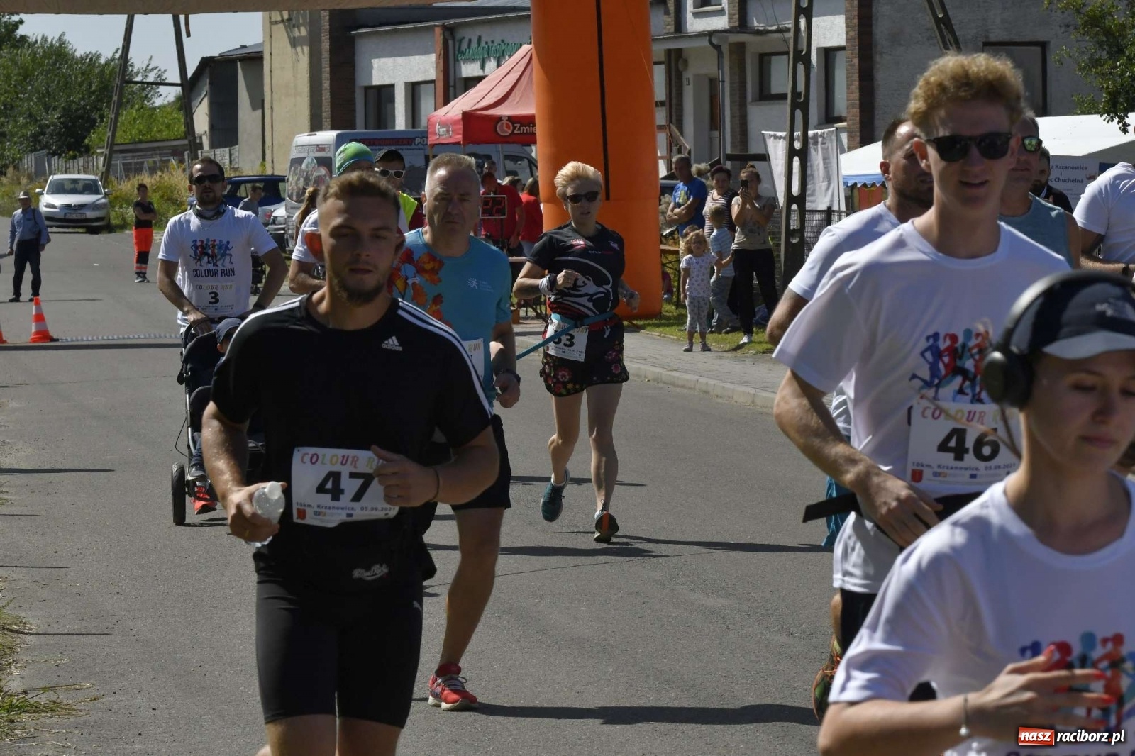 Zdjęcie w galerii na portalu naszraciborz.pl: Colour Run w pełnym słońcu w Krzanowicach [FOTO i WIDEO] wiadomości z regionu