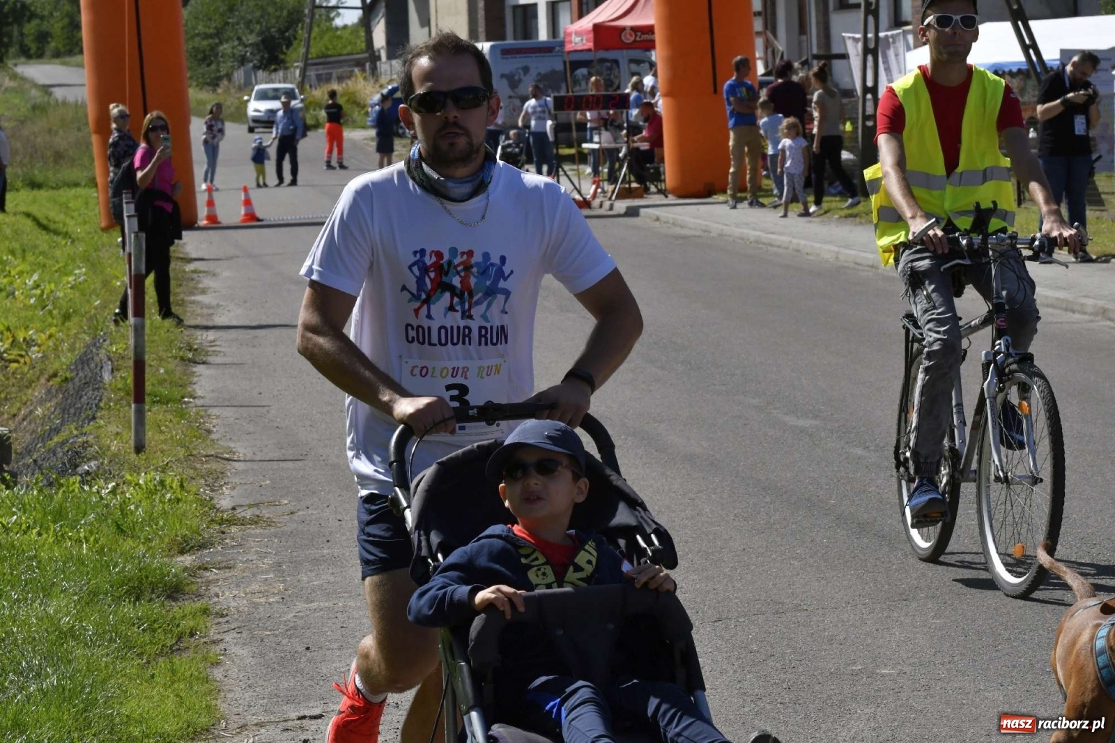 Zdjęcie w galerii na portalu naszraciborz.pl: Colour Run w pełnym słońcu w Krzanowicach [FOTO i WIDEO] wiadomości z regionu
