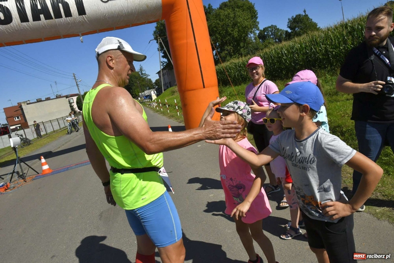 Zdjęcie w galerii na portalu naszraciborz.pl: Colour Run w pełnym słońcu w Krzanowicach [FOTO i WIDEO] wiadomości z regionu